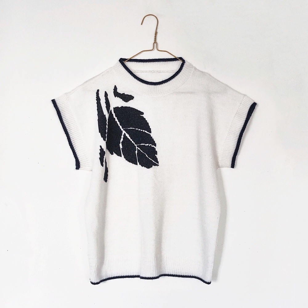90s VTG white knit sweater shirt - short sleeve - navy leaf floral
